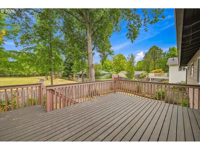 7525 Sw HILLCREST Pl, Beaverton, OR 97008