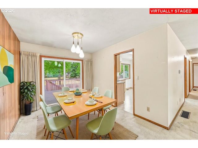 7525 Sw HILLCREST Pl, Beaverton, OR 97008