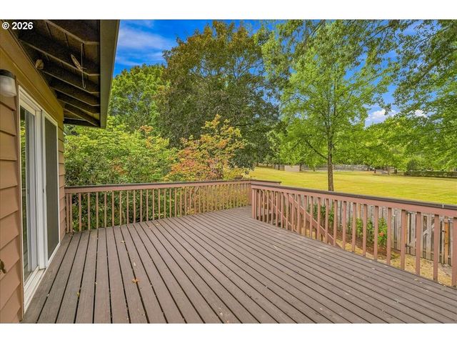 7525 Sw HILLCREST Pl, Beaverton, OR 97008
