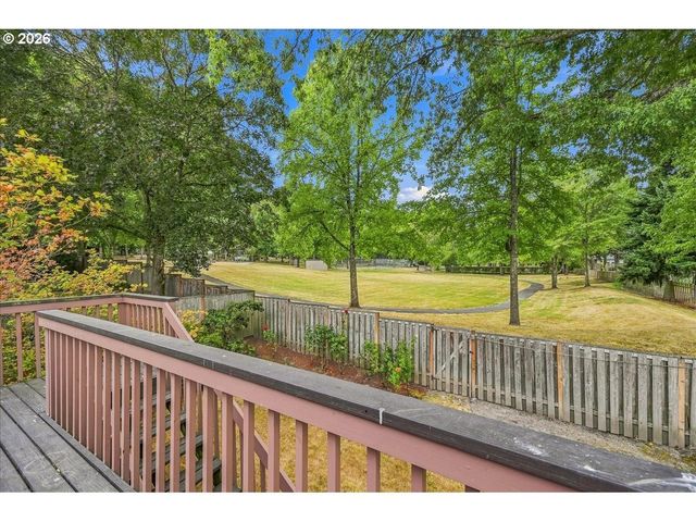 7525 Sw HILLCREST Pl, Beaverton, OR 97008