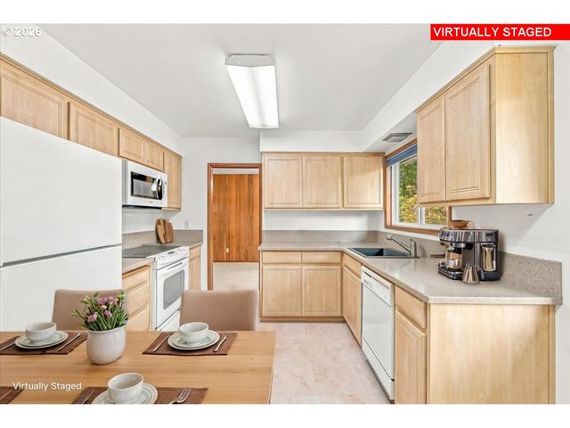 7525 Sw HILLCREST Pl, Beaverton, OR 97008