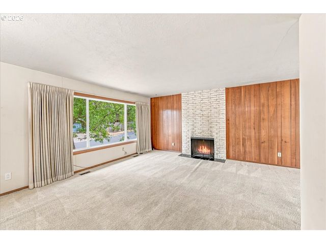 7525 Sw HILLCREST Pl, Beaverton, OR 97008
