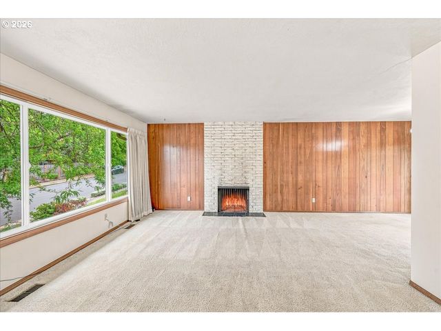 7525 Sw HILLCREST Pl, Beaverton, OR 97008