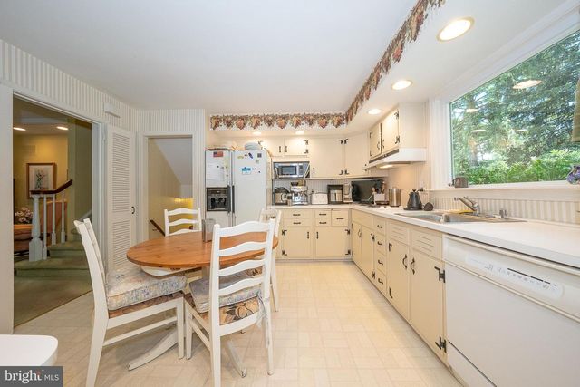 302 EARLES LN, Newtown Square, PA 19073