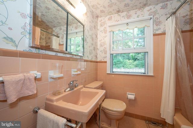 302 EARLES LN, Newtown Square, PA 19073