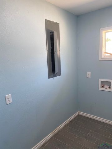 11 Cherrywood Circle, Marshall, TX 75672