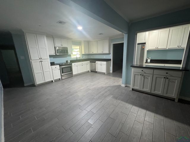 11 Cherrywood Circle, Marshall, TX 75672