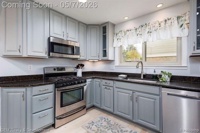 19537 Pollyanna Drive, Livonia, MI 48152