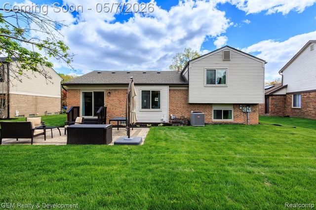 19537 Pollyanna Drive, Livonia, MI 48152