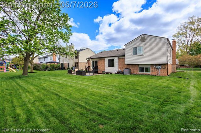 19537 Pollyanna Drive, Livonia, MI 48152