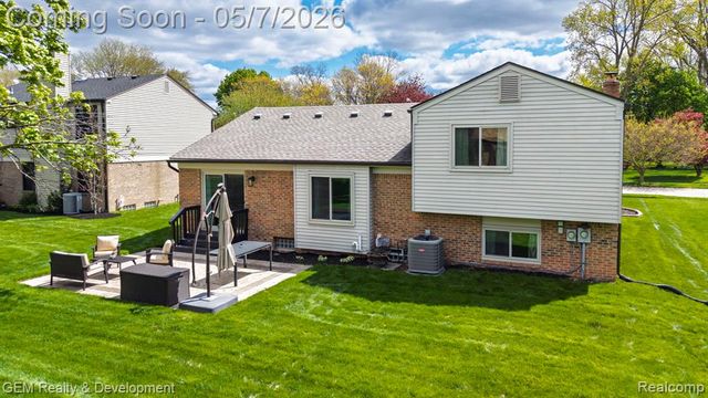 19537 Pollyanna Drive, Livonia, MI 48152