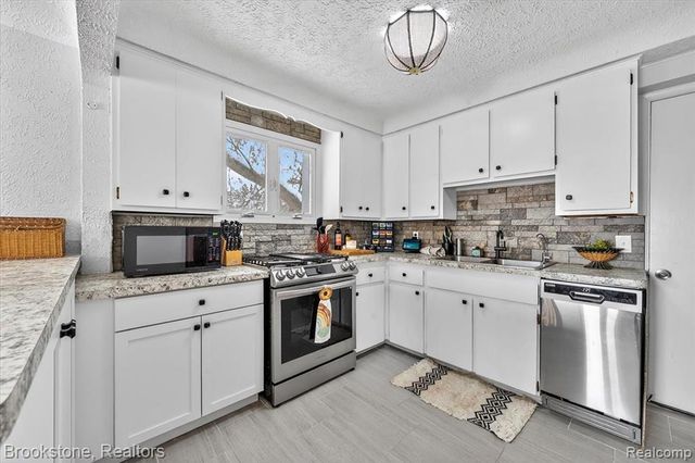 4785 Sylvanview Drive, Clarkston, MI 48348