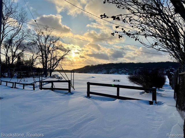 4785 Sylvanview Drive, Clarkston, MI 48348