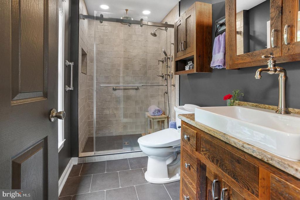 432 LAUREL MILLS RD, Castleton, VA 22716