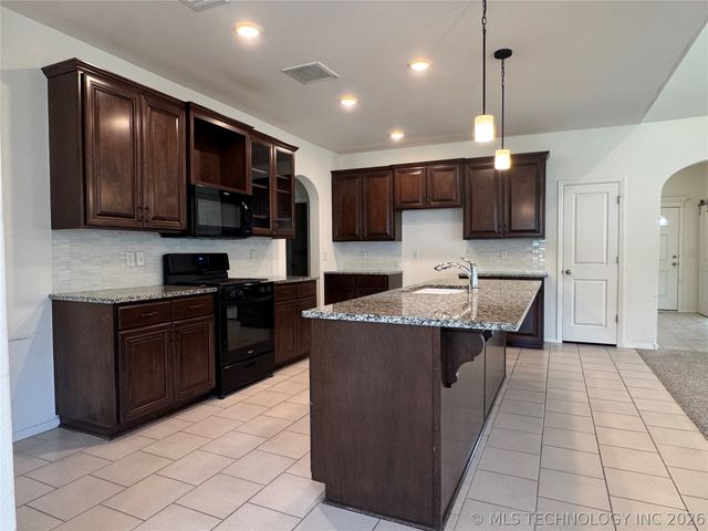 3755 E 143rd Place S, Bixby, OK 74008