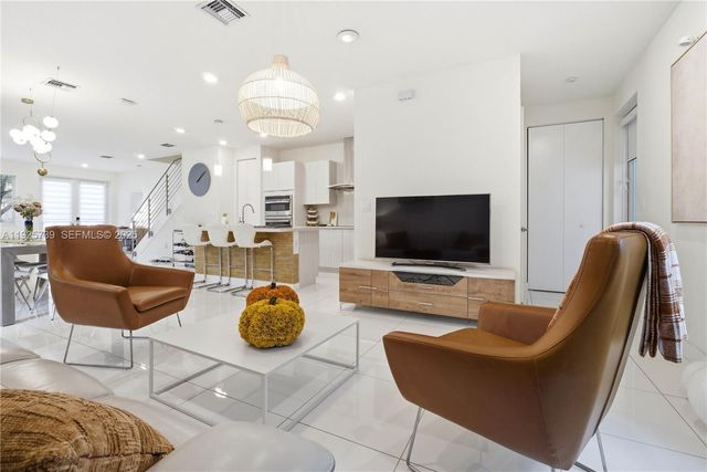 6611 NW 102nd Path, Doral, FL 33178