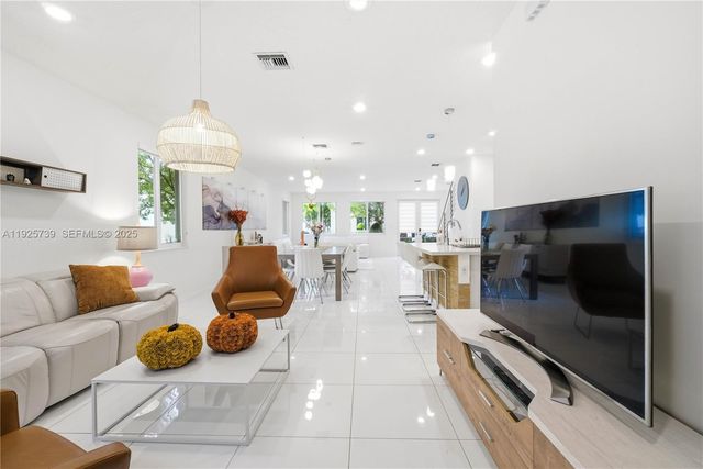 6611 NW 102nd Path, Doral, FL 33178