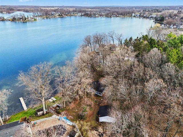 11790 Lakeway Drive, Plainwell, MI 49080