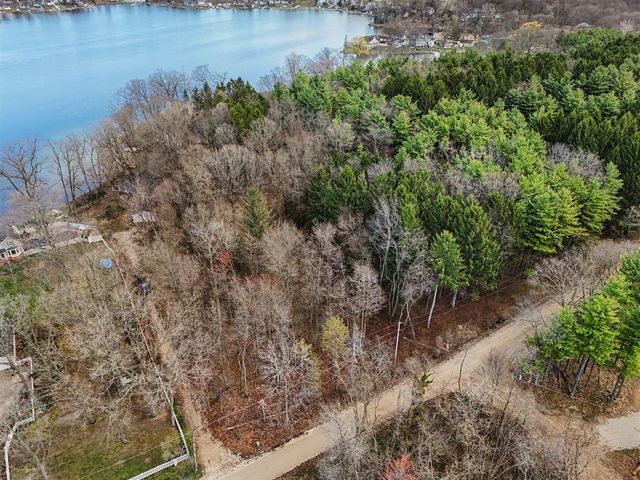 11790 Lakeway Drive, Plainwell, MI 49080