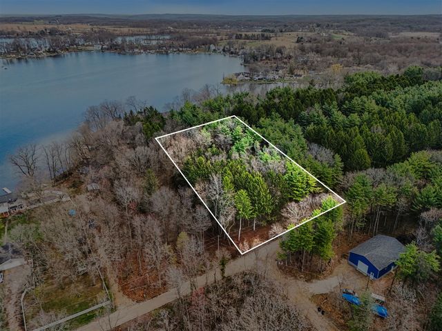 11790 Lakeway Drive, Plainwell, MI 49080