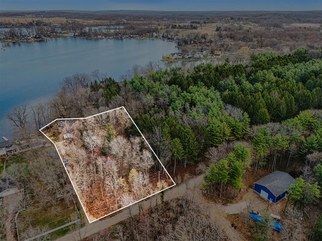 11790 Lakeway Drive, Plainwell, MI 49080