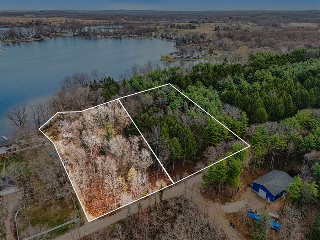 11790 Lakeway Drive, Plainwell, MI 49080