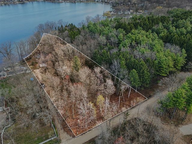 11790 Lakeway Drive, Plainwell, MI 49080