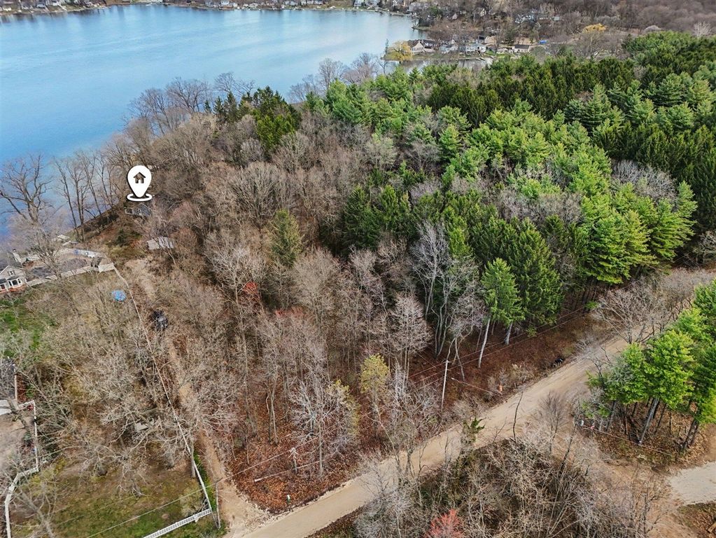 11790 Lakeway Drive, Plainwell, MI 49080