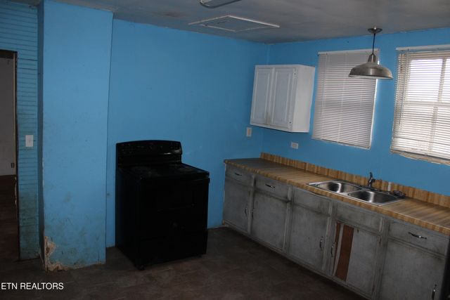 9329 Tipple Lane, Mascot, TN 37806