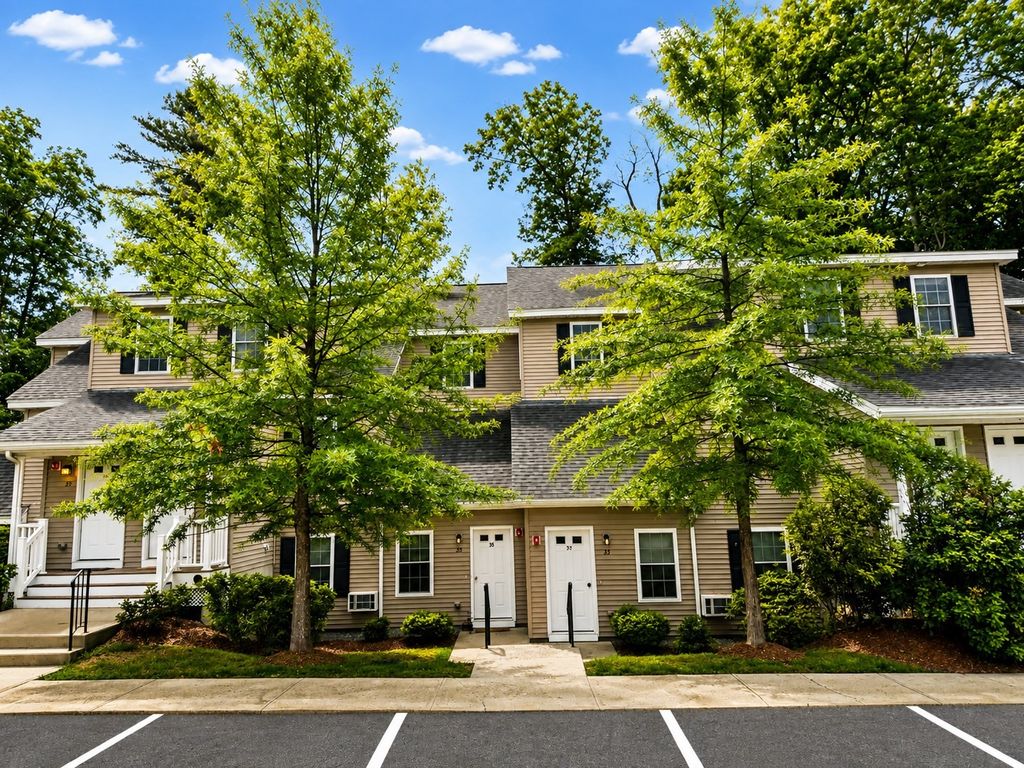 33 Mcgillen Drive 33, Leominster, MA 01453