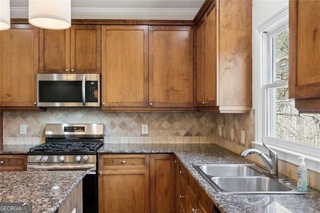 2165 Parkview Run, Atlanta, GA 30318