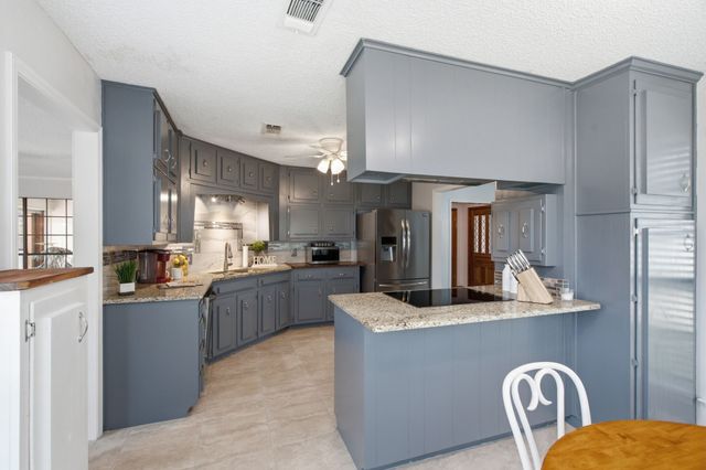 521 W Louella Drive, Hurst, TX 76054
