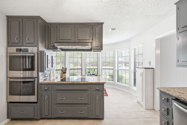 521 W Louella Drive, Hurst, TX 76054