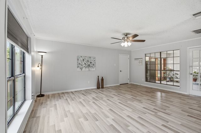 521 W Louella Drive, Hurst, TX 76054