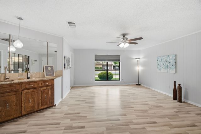 521 W Louella Drive, Hurst, TX 76054