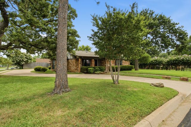 521 W Louella Drive, Hurst, TX 76054