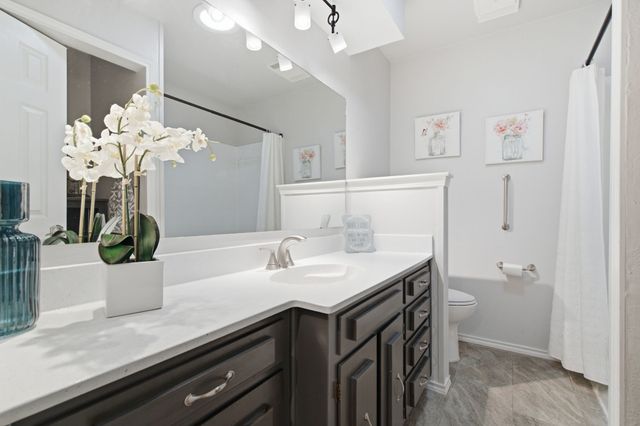 521 W Louella Drive, Hurst, TX 76054