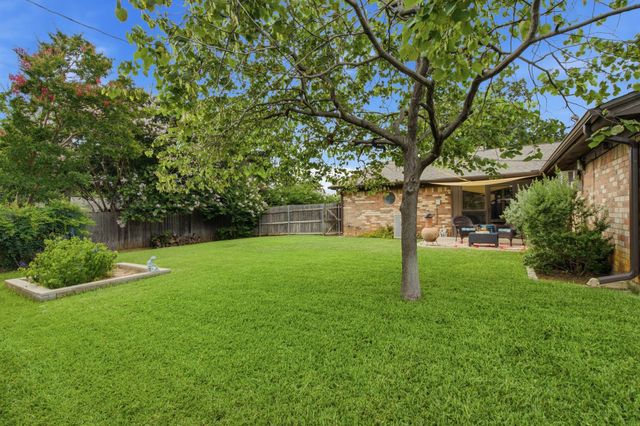 521 W Louella Drive, Hurst, TX 76054