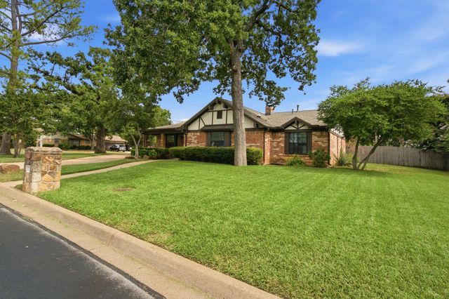 521 W Louella Drive, Hurst, TX 76054