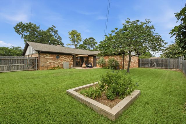 521 W Louella Drive, Hurst, TX 76054