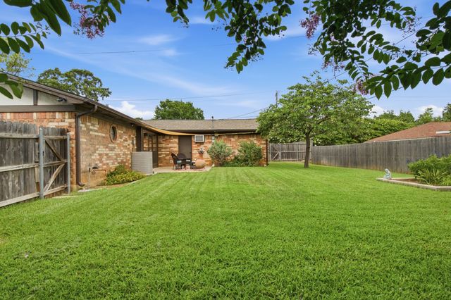 521 W Louella Drive, Hurst, TX 76054