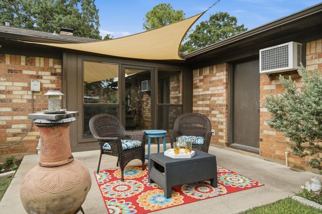 521 W Louella Drive, Hurst, TX 76054