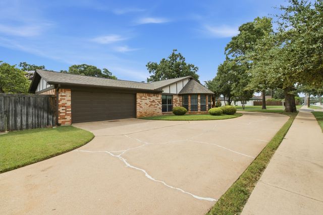 521 W Louella Drive, Hurst, TX 76054