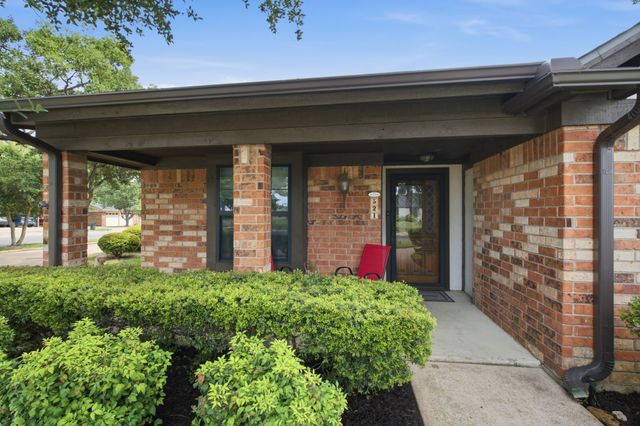 521 W Louella Drive, Hurst, TX 76054