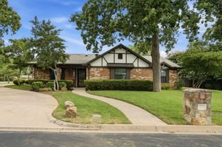 521 W Louella Drive, Hurst, TX 76054