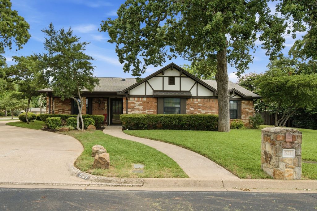 521 W Louella Drive, Hurst, TX 76054