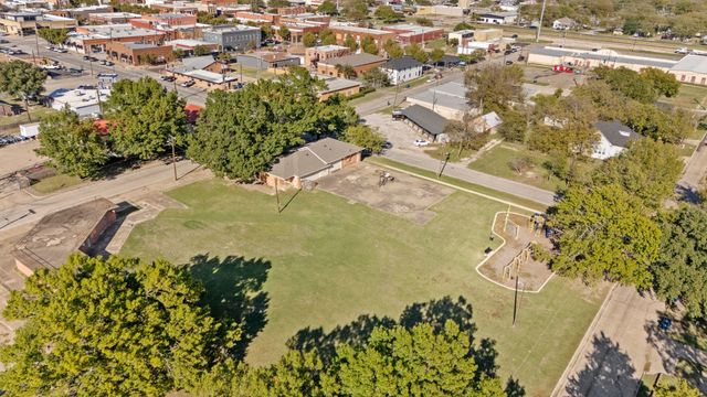305 W Waco Street, Ennis, TX 75119