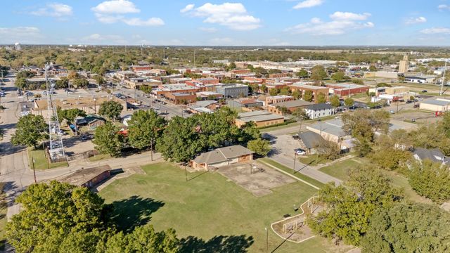 305 W Waco Street, Ennis, TX 75119