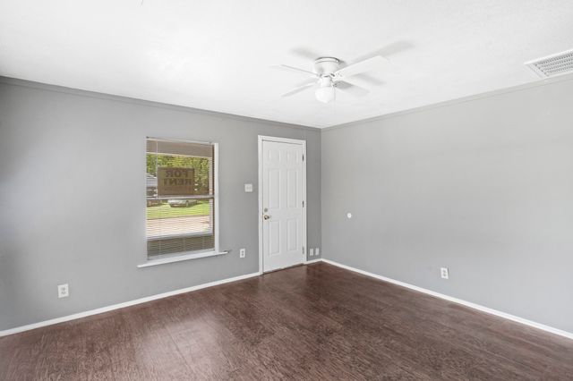 305 W Waco Street, Ennis, TX 75119