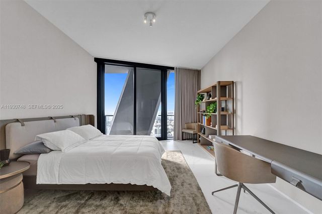 1000 Biscayne Blvd 3902, Miami, FL 33132